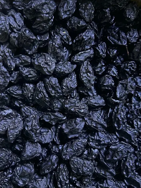 Prunes with pits