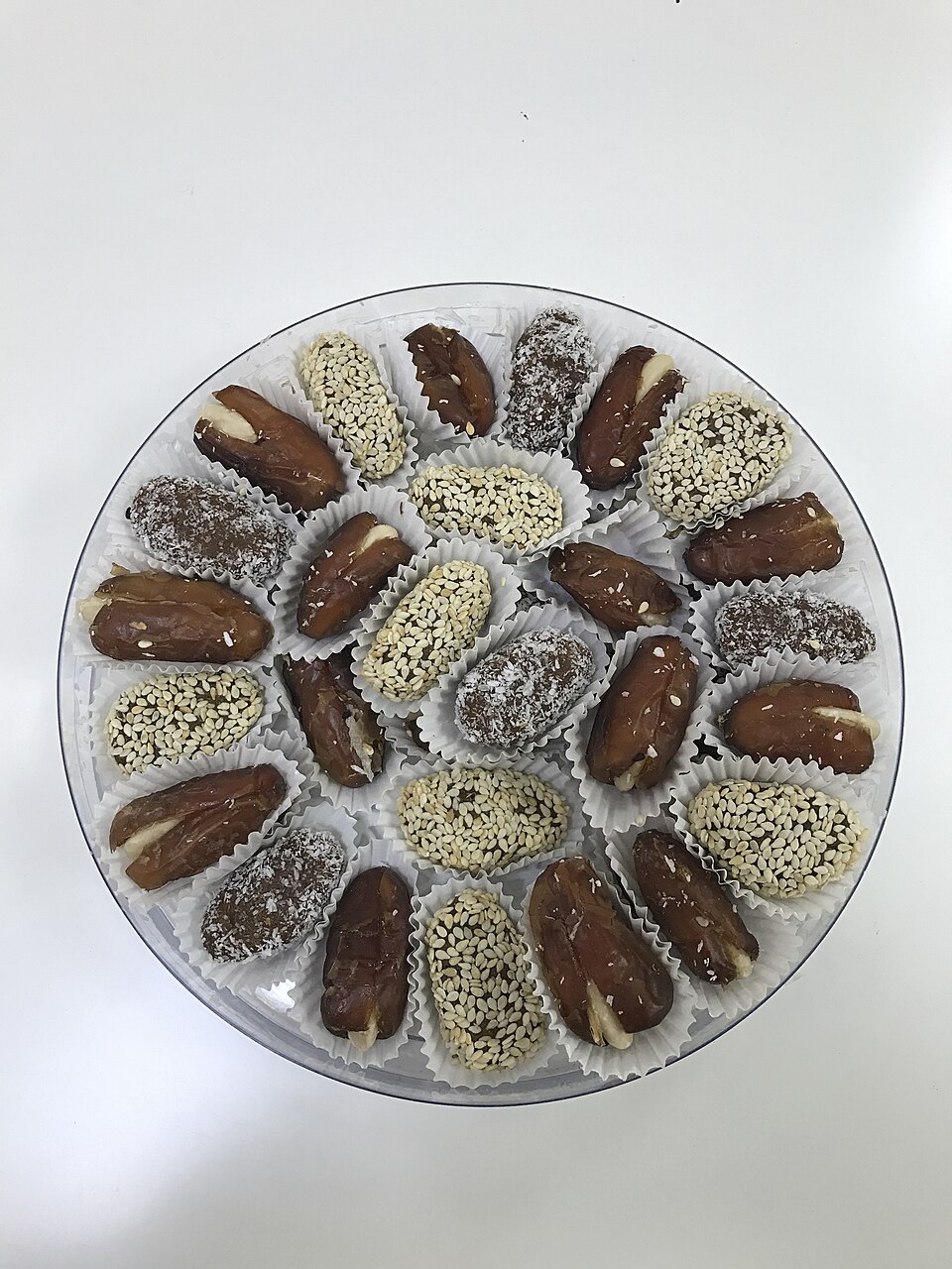 Финики, фаршированные орехами